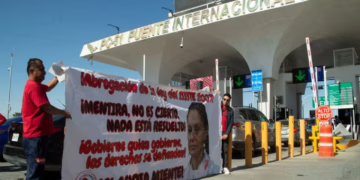 Maestros de Chihuahua liberan casetas fronterizas en apoyo al paro de la CNTE contra la Ley del ISSSTE