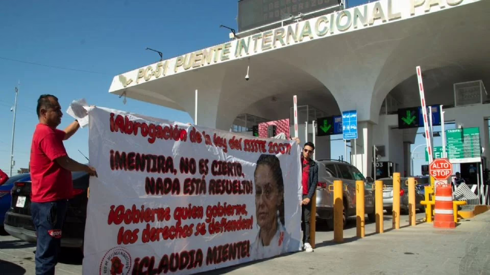 Maestros de Chihuahua liberan casetas fronterizas en apoyo al paro de la CNTE contra la Ley del ISSSTE