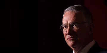 Espionaje corporativo en pleito de Salinas Pliego genera rechazo judicial en Londres