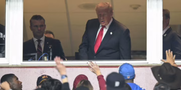 Abucheos al presidente Trump marcan su debut en un partido de temporada regular de la NFL