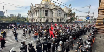 Policías bloquean avance de Generación Z al Zócalo: claman por paz y repudian asesinato de alcalde en Uruapan