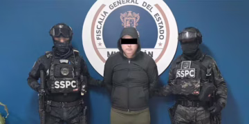 Jefe policial ejecuta al sicario adolescente de Carlos Manzo, revela Fiscalía