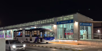 Tráiler invade carril exclusivo de JuárezBus y daña estación Aeropuerto en plena madrugada