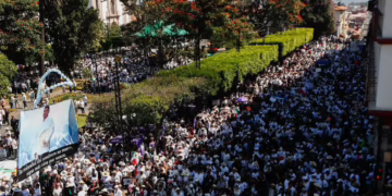 Miles claman justicia en Uruapan: «Manzo no murió, el Estado lo mató»