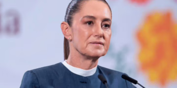 Negar, minimizar, eludir: La respuesta de Sheinbaum al asesinato de Manzo revive el manual de crisis de AMLO