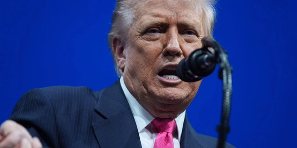 Trump firma ley para desclasificar archivos de Epstein