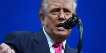 Trump firma ley para desclasificar archivos de Epstein