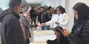 Hondureños en Los Ángeles desafían retrasos y denuncias de injerencia para votar en elecciones presidenciales