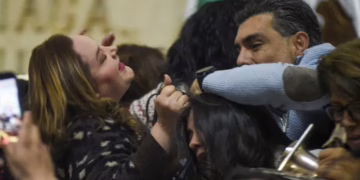 Trifulca en Congreso CDMX: Suspenden sesión por golpes en debate de transparencia