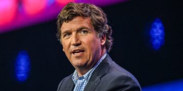 Tucker Carlson especula con anuncio de guerra a Venezuela en discurso de Trump