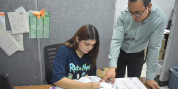 Joven migrante colombiana termina su primaria y secundaria en el ICHEA de Ciudad Juárez