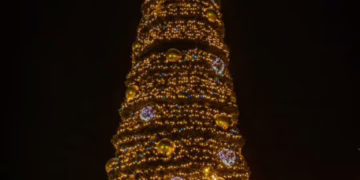 Inauguran temporada navideña con encendido del árbol en Parque Central
