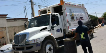Camión recolector descarga cadáver en relleno sanitario de Juárez