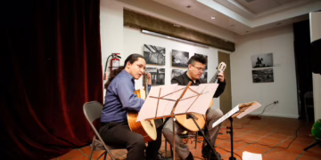 Guitarras en dúo: El lazo maestro-alumno brilla en el Chamizal