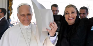 Maru Campos se reúne con el Papa León XIV y promueve la cultura chihuahuense en el Vaticano