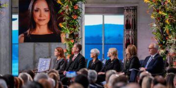 Hija de María Corina Machado recibe el Nobel de la Paz en su nombre mientras la opositora viaja a Oslo