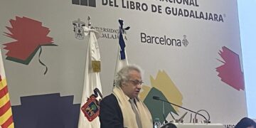 Amin Maalouf recibe el Premio FIL de Literatura y advierte: “O sobrevivimos juntos o desaparecemos juntos”