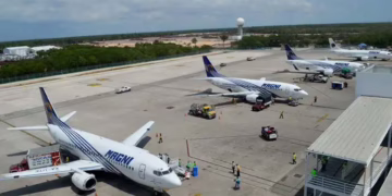 Piloto de Magnicharters retiene avión en AICM por despido
