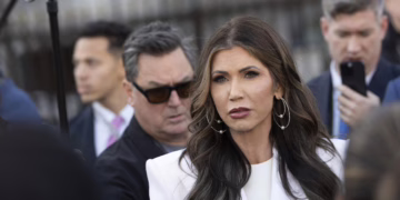 Demócratas exigen la dimisión de Kristi Noem en audiencia tensa por políticas de deportación