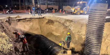 JMAS acelera instalación del Colector Viñedo II trabajando 24 horas en Gómez Morín