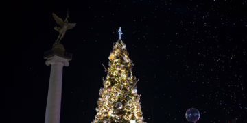 Inicia la fiesta navideña: Chihuahua brilla con el encendido del Árbol en la Plaza del Ángel