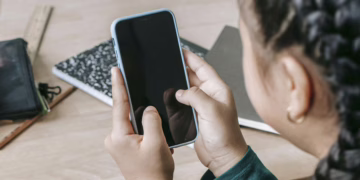 Proponen prohibir celulares en escuelas básicas