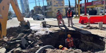Fuga en red de agua potable afecta Zona Centro de Juárez
