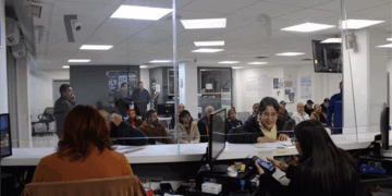 Ciudadanos forman fila desde madrugada para pagar predial con descuento en Chihuahua