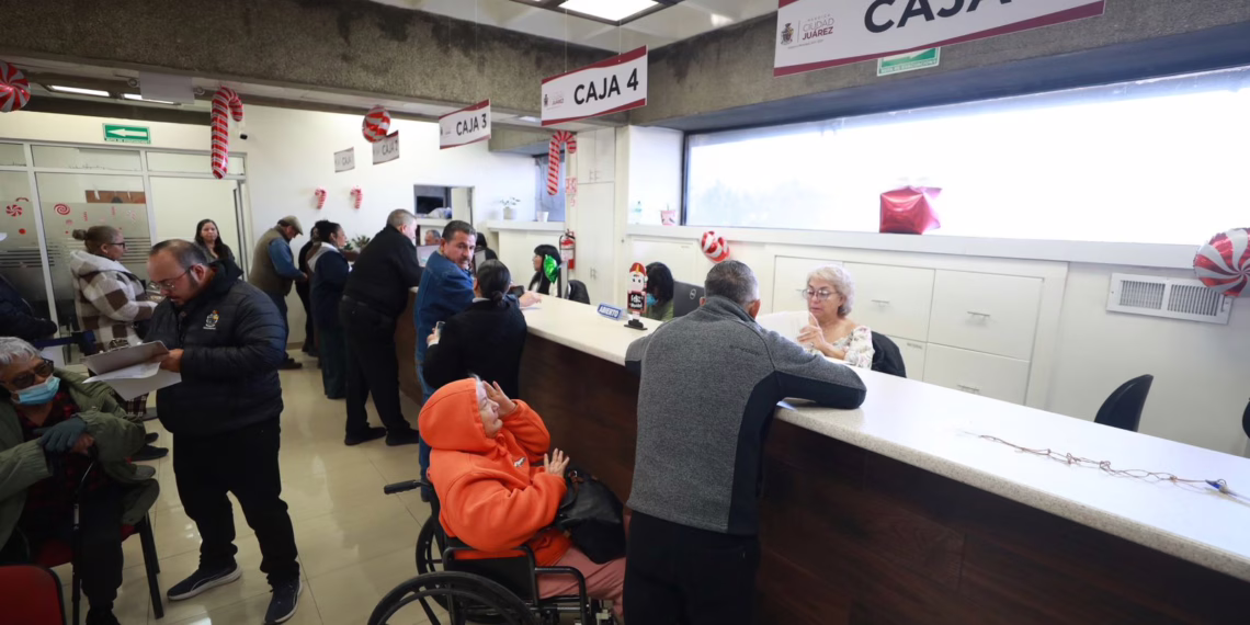 Juarenses hacen largas filas por descuento en Predial