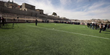Entrega alcalde cancha de fútbol sintético a Técnica 56