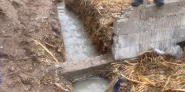 Protección Civil atiende desbordamiento de acequia en colonia Reforma
