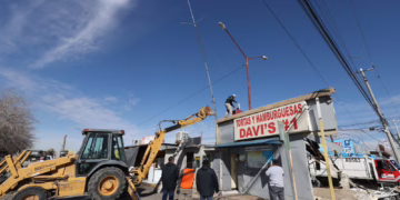 Municipio retira puesto irregular en camellón Frente al «Seguro Nuevo»