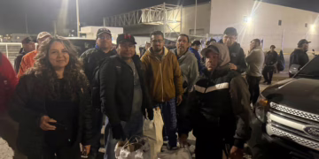 Apoya Municipio a extrabajadores de maquiladoras con leña ante el frío