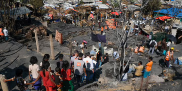 Incendio devasta campo de refugiados en Bangladesh y deja a más de 2,000 sin hogar