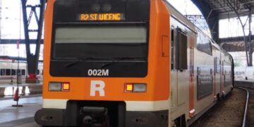 Tren choca contra muro derrumbado por lluvias en Barcelona: un muerto y varios heridos graves