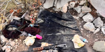 Aseguran fusil y equipo táctico en campamento clandestino durante operativo carretero