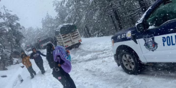 Rescatan a 4 mujeres y 2 menores varados por nieve en carretera a Guadalupe y Calvo