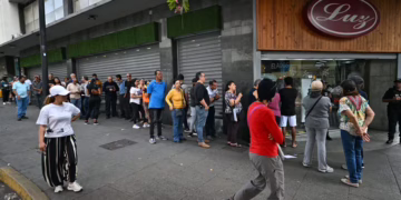 Caracas en crisis: largas filas por comida y agua tras captura de Maduro