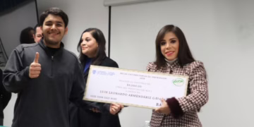 Gobierno entrega 375 mil pesos en becas a estudiantes de UT Parral