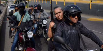 Apoyadores de Maduro salen armados a la calle