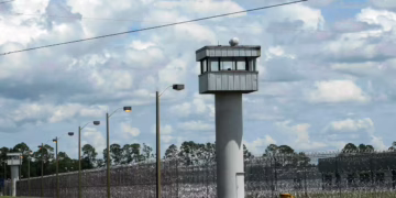 DeSantis busca tercer centro de detención para inmigrantes en Florida