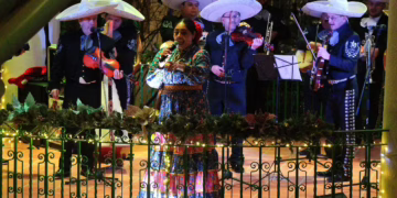 Cantan Las Mañanitas a Juan Gabriel en su natalicio