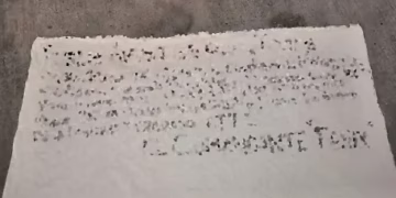 Narcomanta amenaza a policías estatales en primaria de Juárez