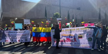 Mexicanos protestan en la embajada de EE.UU. por intervención en Venezuela