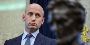 Stephen Miller, reconoció que se investiga a agentes de ICE en Minneapolis