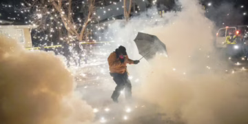 Tensión en Minneapolis: nuevo tiroteo de agente del ICE desata protestas violentas