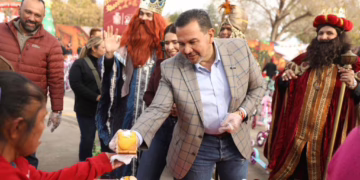 Parten rosca gigante de Reyes en parque DIF