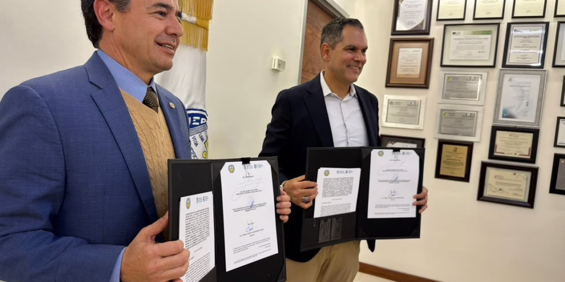 Gilberto Loya firma convenio con UACJ para becas a egresados del CERSAI