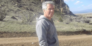 El Departamento de Justicia publicó decenas de fotos desnudas en los archivos Epstein