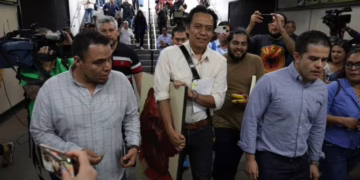 Sale Marx Arriaga de la SEP tras cuatro días atrincherado